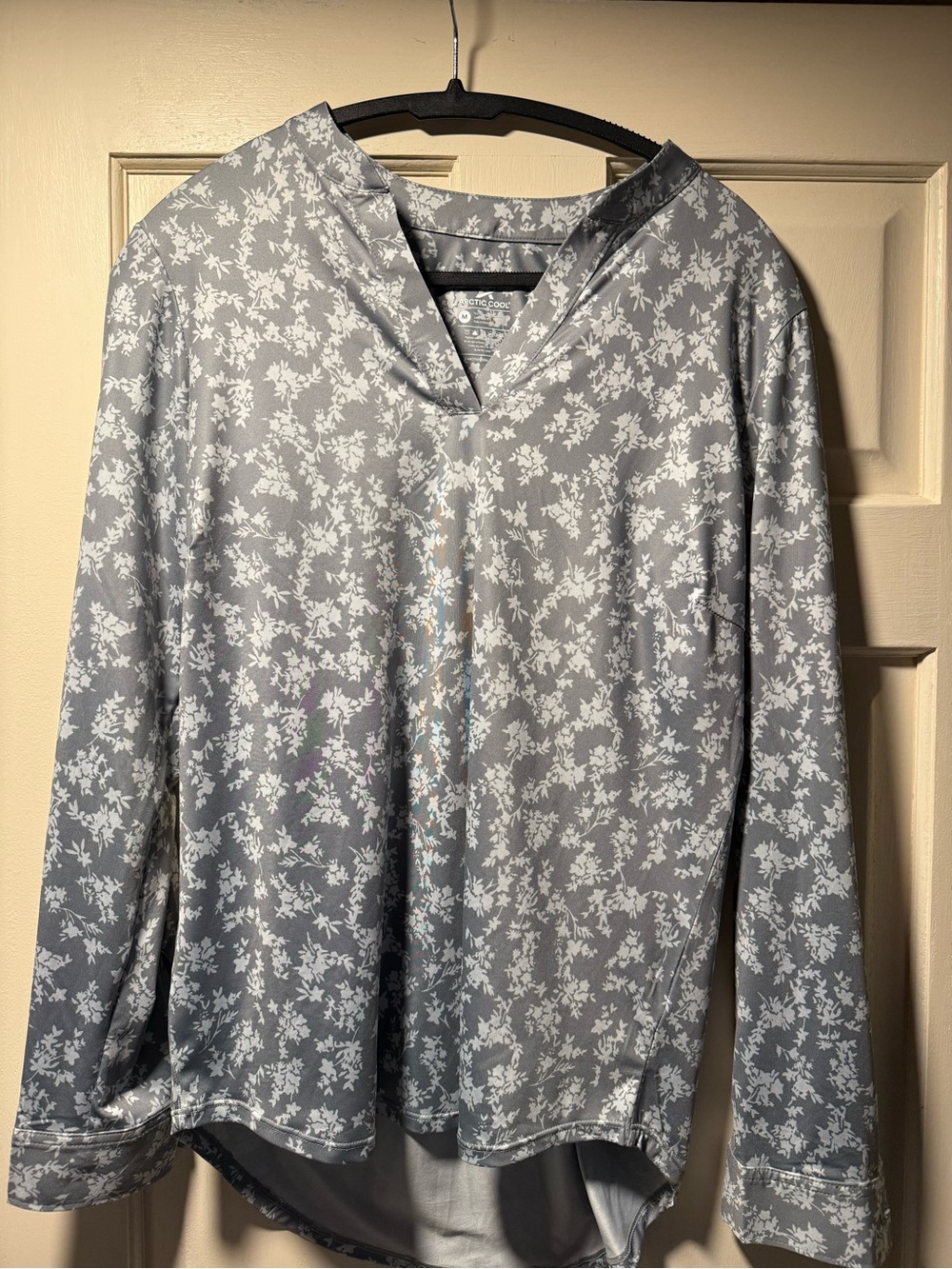 Arctic Cool Gray Floral Performance Pullover Top M